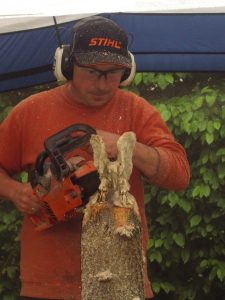 Der Carving Künstler bei der Arbeit