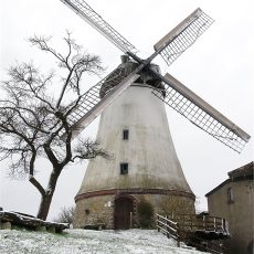 Wintereinbruch an der Windmühle in Lechtingen