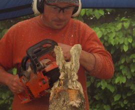Der Carving Künstler bei der Arbeit